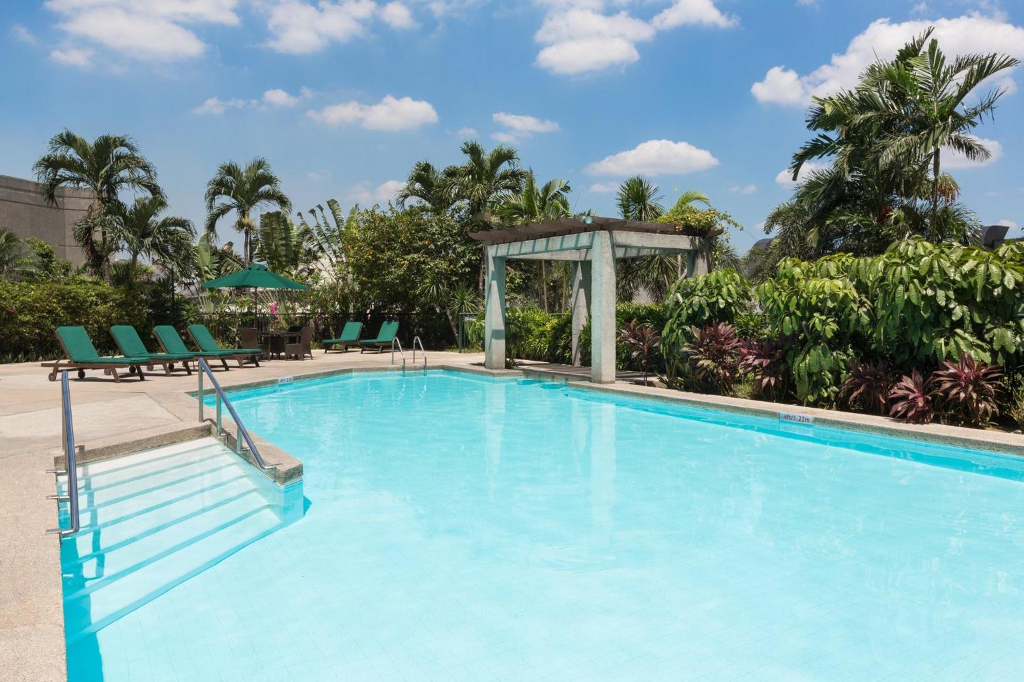 Holiday Inn & Suites Manila Galleria By Ihg Pasig City Exterior foto